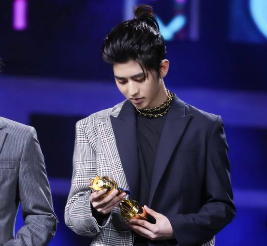 在某档节目里,蔡徐坤直接把霍元甲唱成了韩文加英文的大杂烩,周杰伦