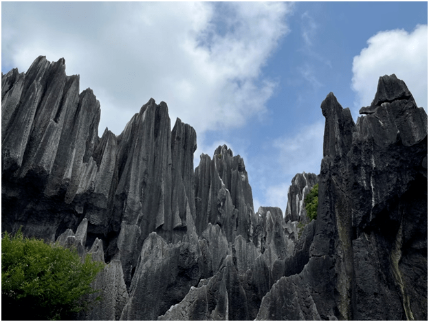 我们又转到到一个叫"且住为佳" 的石洞处, 门口 有石凳石桌,洞内有石