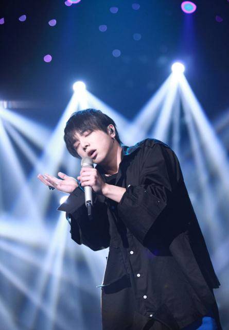 在华晨宇歌唱事业走向巅峰的同时,随着年龄的增长,他的爱情和婚姻生活