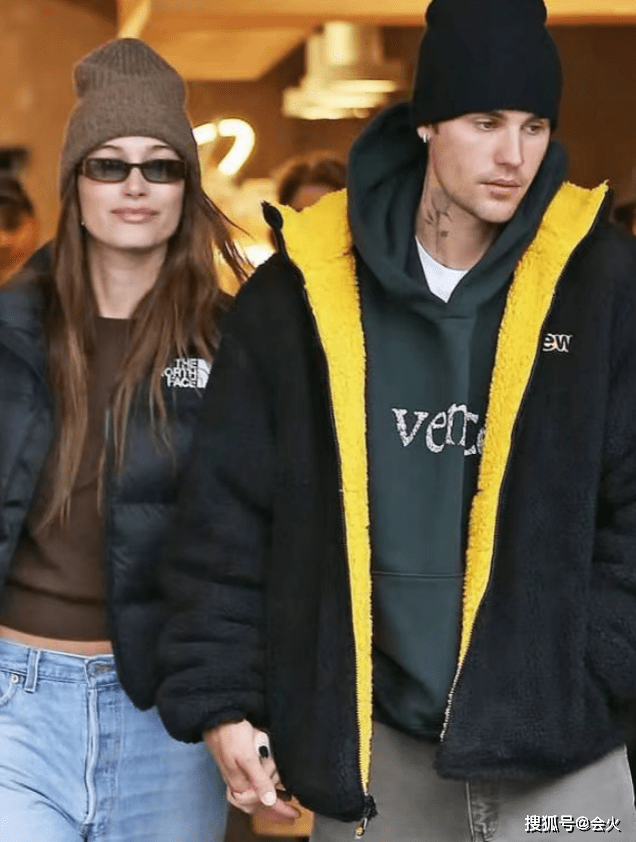 海莉贴脸合照传出,算得上是轰动全网的世纪同框,随后赛琳娜在采访中轻