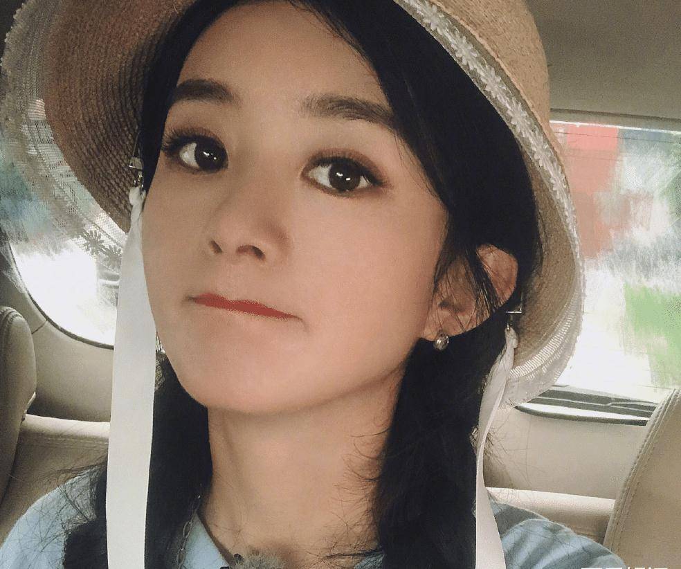 赵丽颖自拍公开,双马尾发型少女感十足,看清身材后哪里像当妈的_项链