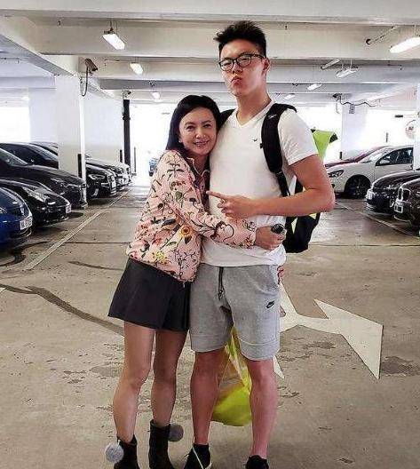 与梁朝伟在一起6年后分手,曾华倩嫁入豪门,却独自培养儿子成才_林肇基