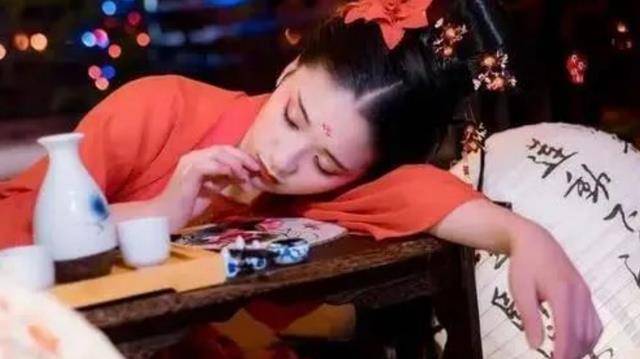 李白向一女孩剖明遭拒，写下了一首酸酸的诗，传播至今已成名篇