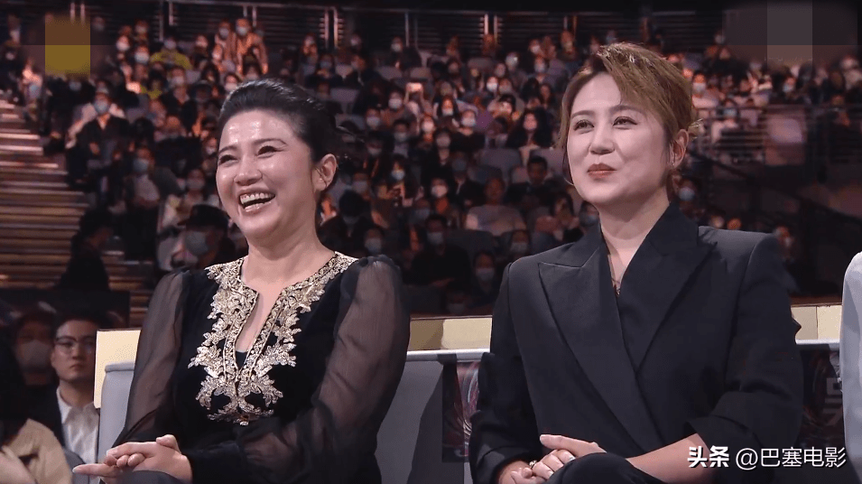 金鹰奖颁奖晚会:佟丽娅惊艳,殷桃大长腿吸睛,刘涛的脸怎么了?