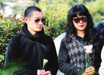 黄晓明的初恋,33岁患病去世身穿婚纱下葬,为何黄晓明未到场