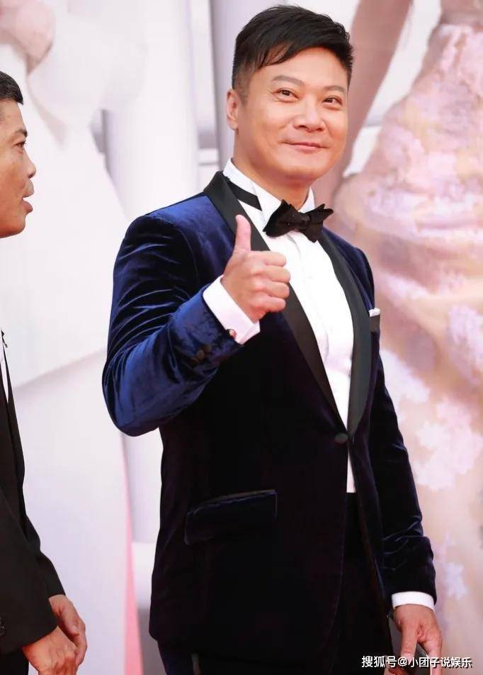 被邻居挑衅疯狂暴打,全程护头不敢还击被嘲讽_钱嘉乐_男子_香港