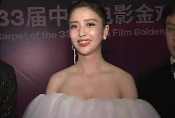 佟丽娅"一字肩"礼服造型亮相,梳大背头发际线优越,生图暴露年龄_时间