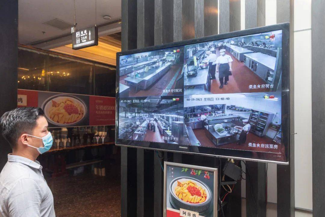 变成"随时参观"的观摩胜地,"明厨亮灶"工程让后厨在阳光下运行,成