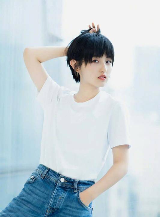 张子枫这次当上了姐姐,新剧罕见短发造型,看起来时尚多了_少女_成都