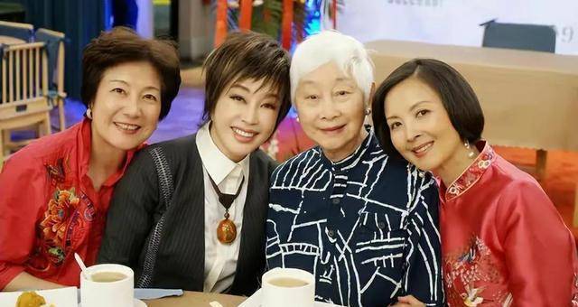 她长得端庄温婉,曾几次在李翰祥执导的清宫片中饰演慈安太后_陈烨