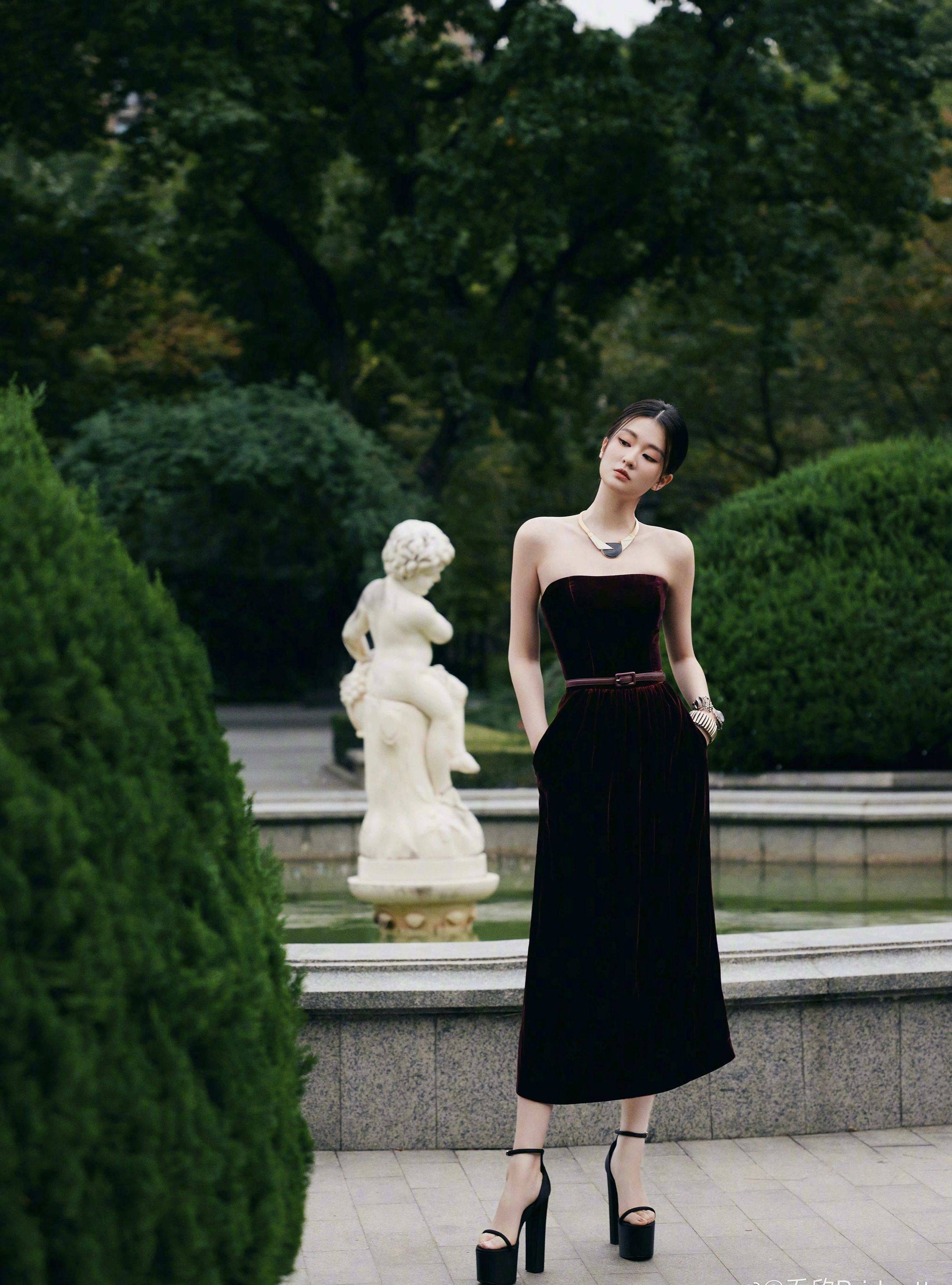 乔欣抹胸黑色连衣裙性感写真