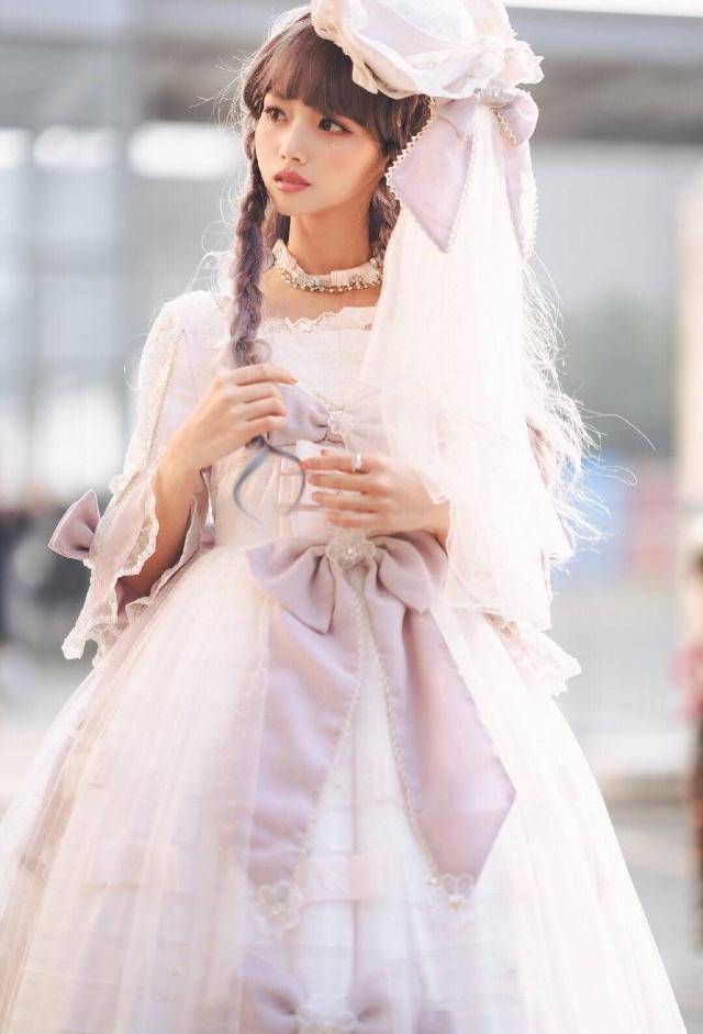 日常喜欢穿带有柄图的lolita的女孩,通常都会选择搭配相应的裙撑,除了