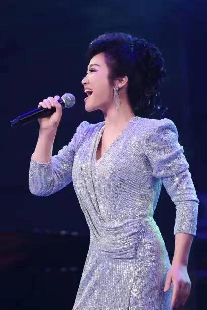 李美丽的歌早已为广大观众所熟知,曾多次荣获全国和省级流行歌手大赛