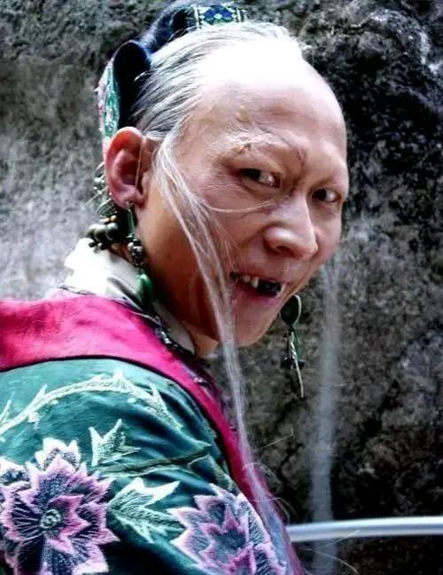 原创"裘千尺"李明因丑出名,女儿却遗传了妻子的基因,成功逆袭_坏人