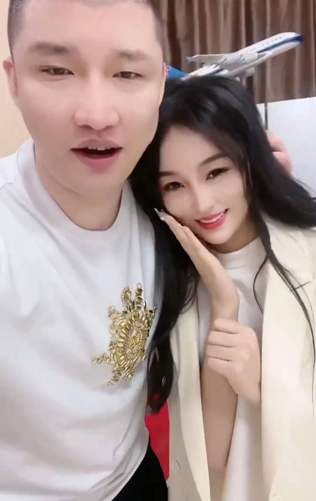 网红二驴,把快手直播玩成了ktv直播,三个女人一台戏!_美女_徒弟_名义
