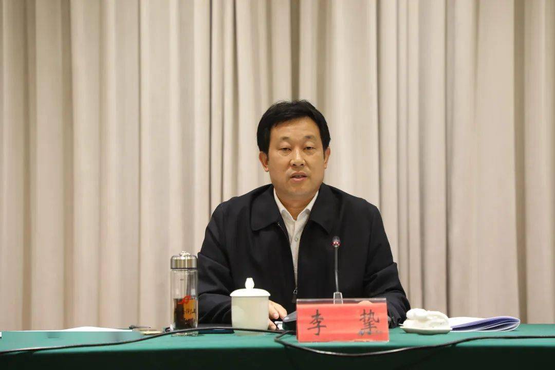 并为获第五届岳阳市市长质量奖的湖南优冠体育材料有限公司等3家单位