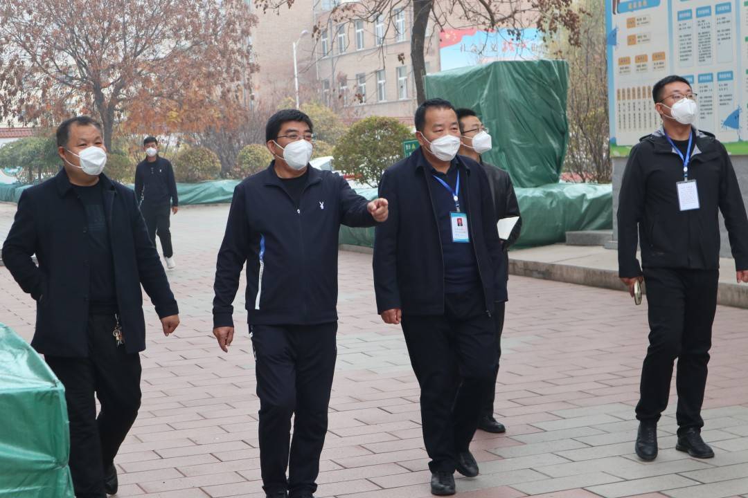 忻府区政府副区长白先明一行莅临忻州市七一路小学检查指导疫情防控