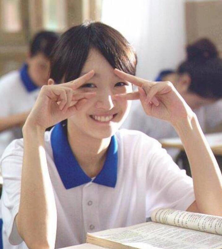 周冬雨真是平身材妹子的骄傲,穿一袭吊带裙超惊艳,没身材也能美成仙