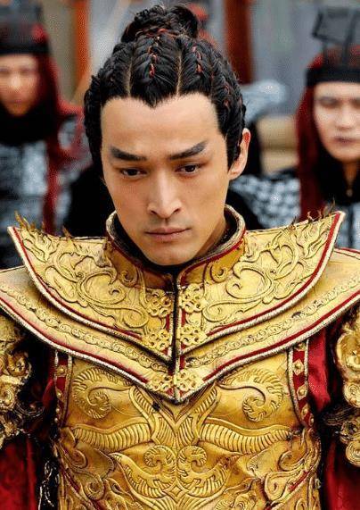 在《轩辕剑》中胡歌饰演大反派宇文拓,出场时总是身披黄金色的战甲,且