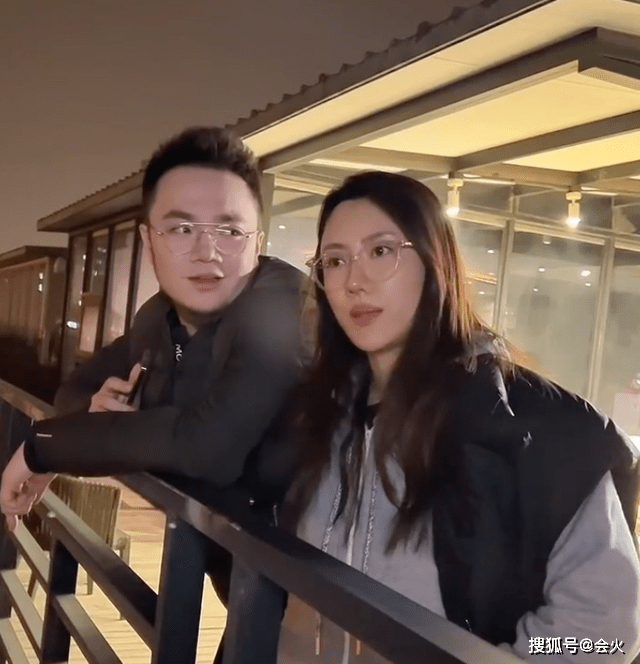 搂肩摸脸十分宠溺,躺床上表演太喜感_巴图_博古_方式