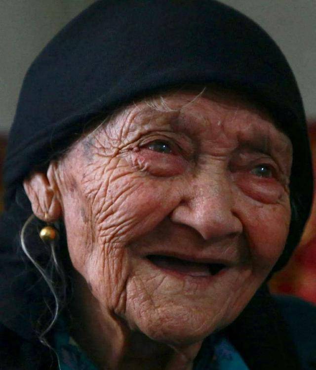 136岁新疆老人图片