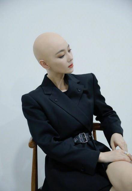 张馨予光头造型惊艳众人,自信走秀英姿飒爽,有颜任性就是不一样_节目
