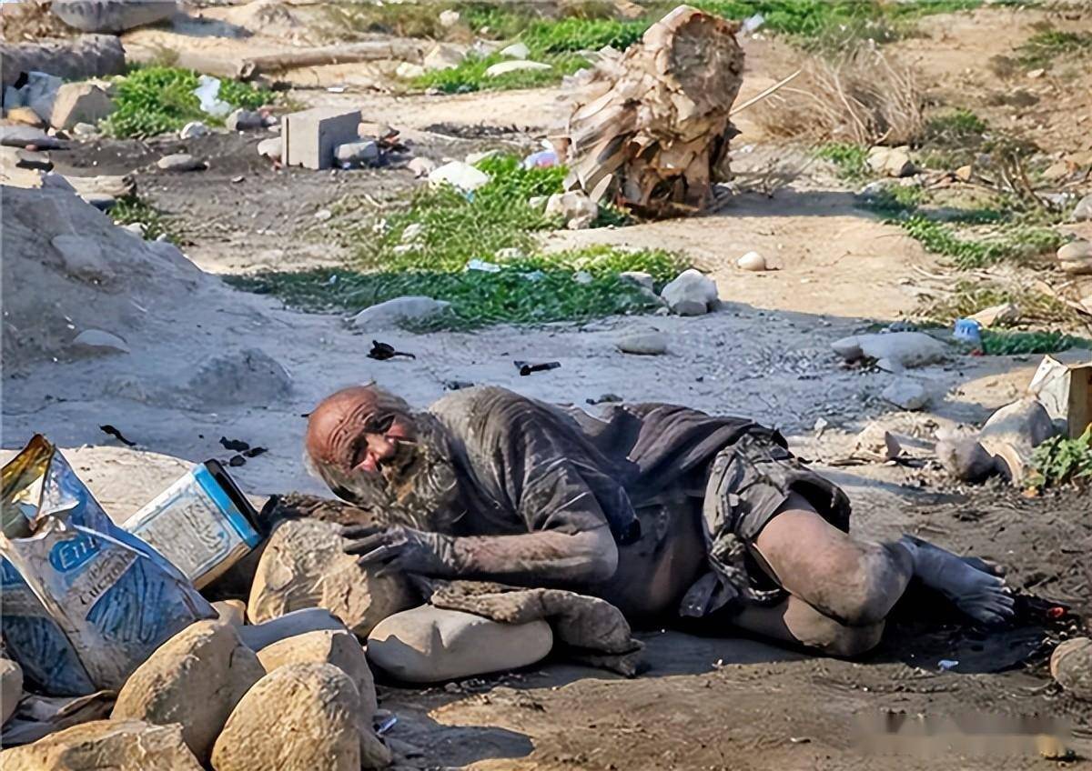 "全球最脏的人"在洗澡后离世,生前只吃腐烂食物,身体却很健康_哈吉