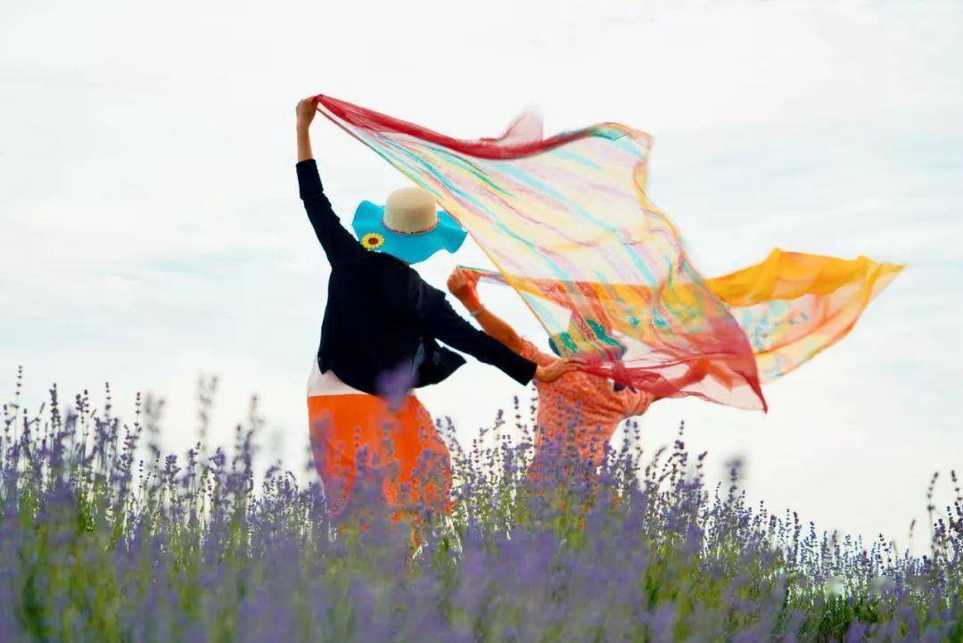 风景尽情挥舞着她们的翅膀就像维密舞台上的大模一样和你一起分享丝巾