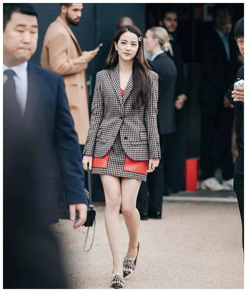一金智秀应邀出席了几天前burberry的2020春夏之秀._品牌_格子_穿着