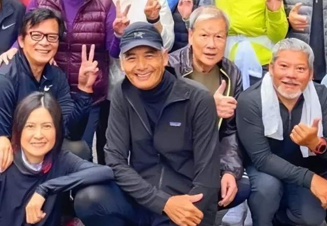 二人合影反差好大,周润发要显老好多_运动_身体状况_路人