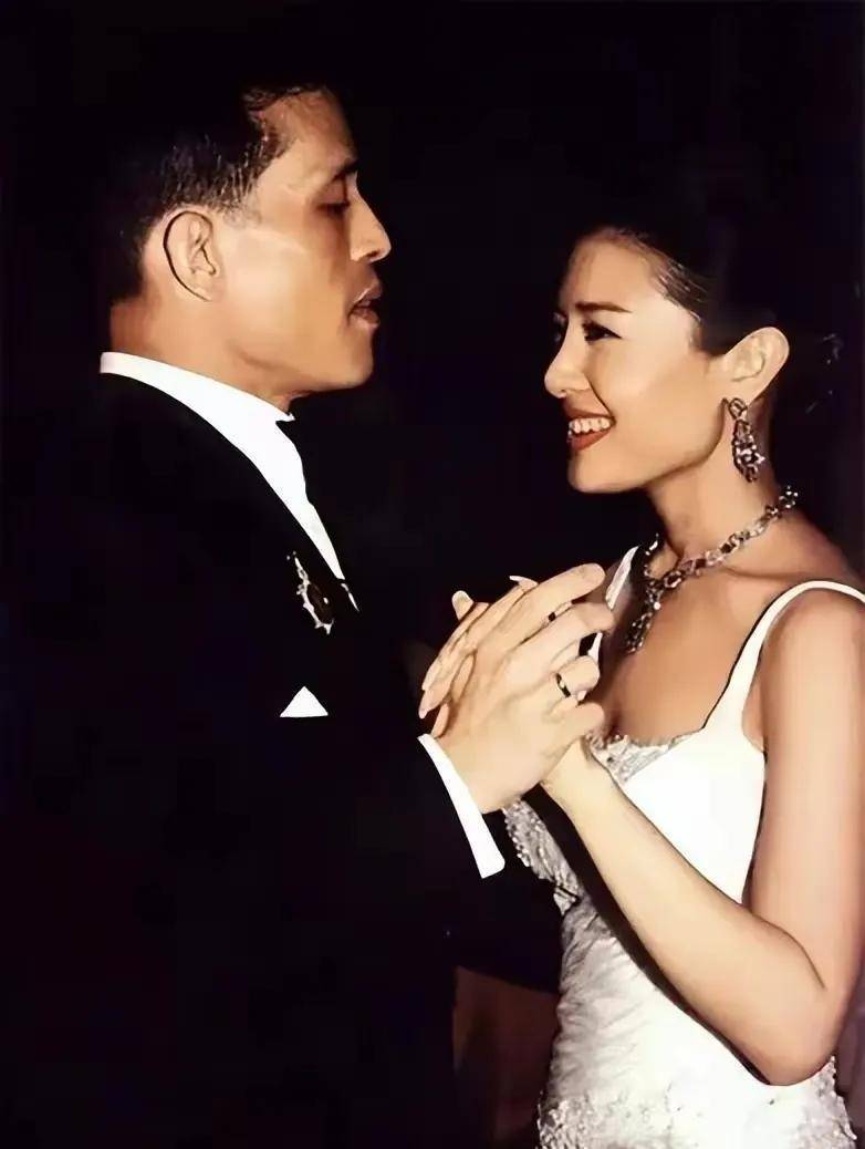 泰国现实版《甄嬛传》前王妃钮钴禄·西拉米回宫了_王室_儿子_父母