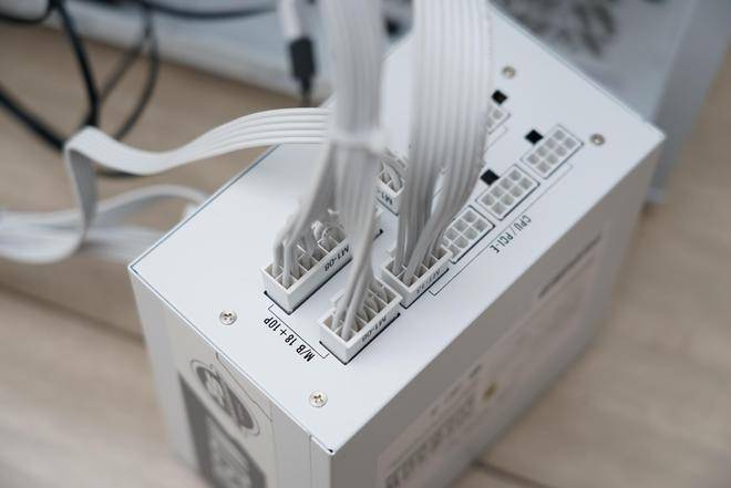 攒了台白色游戏主机:酷冷MB520Mesh、骨伽天吴360白、七彩虹Z790巡洋舰