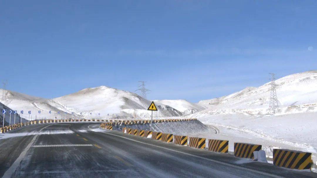 【除雪保畅】国道215线当金山路段出现降雪