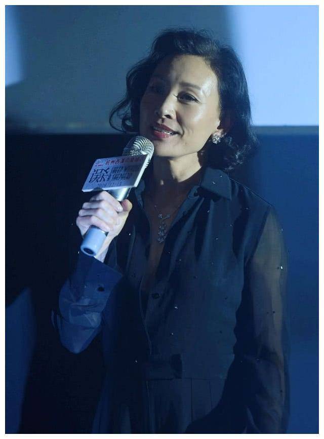 陈冲气场真强大,西装搭配百褶裙摩登复古,气质优雅太撩人_时尚_魅力