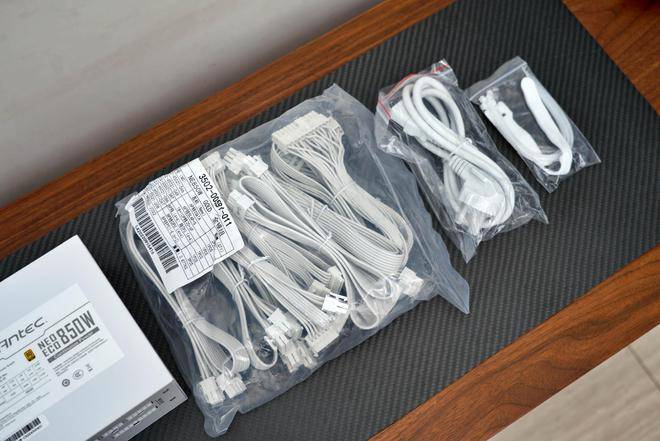 攒了台白色游戏主机:酷冷MB520Mesh、骨伽天吴360白、七彩虹Z790巡洋舰