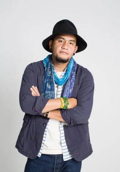 撞脸詹姆斯,爱情能写满30页的张震岳,女友身亡后不再写悲情歌_陈芸凡