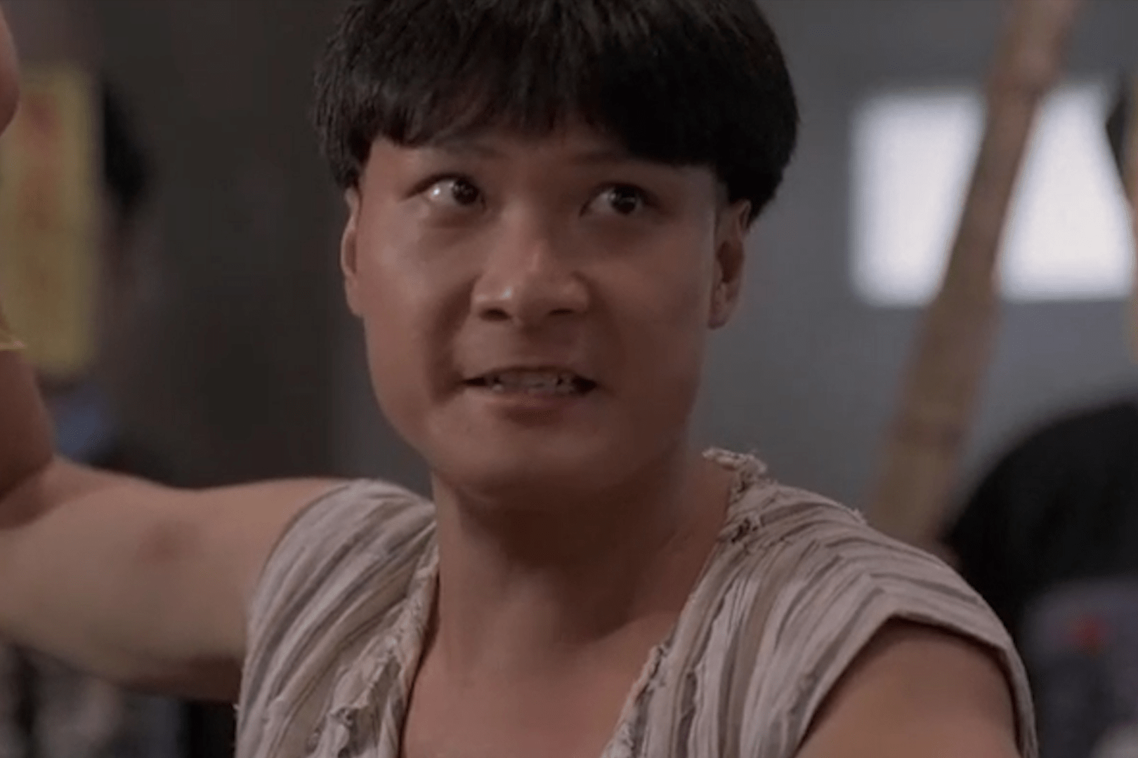 57岁武打明星钱嘉乐街头斗殴,任对方拳打脚踢_网友_视频_动作