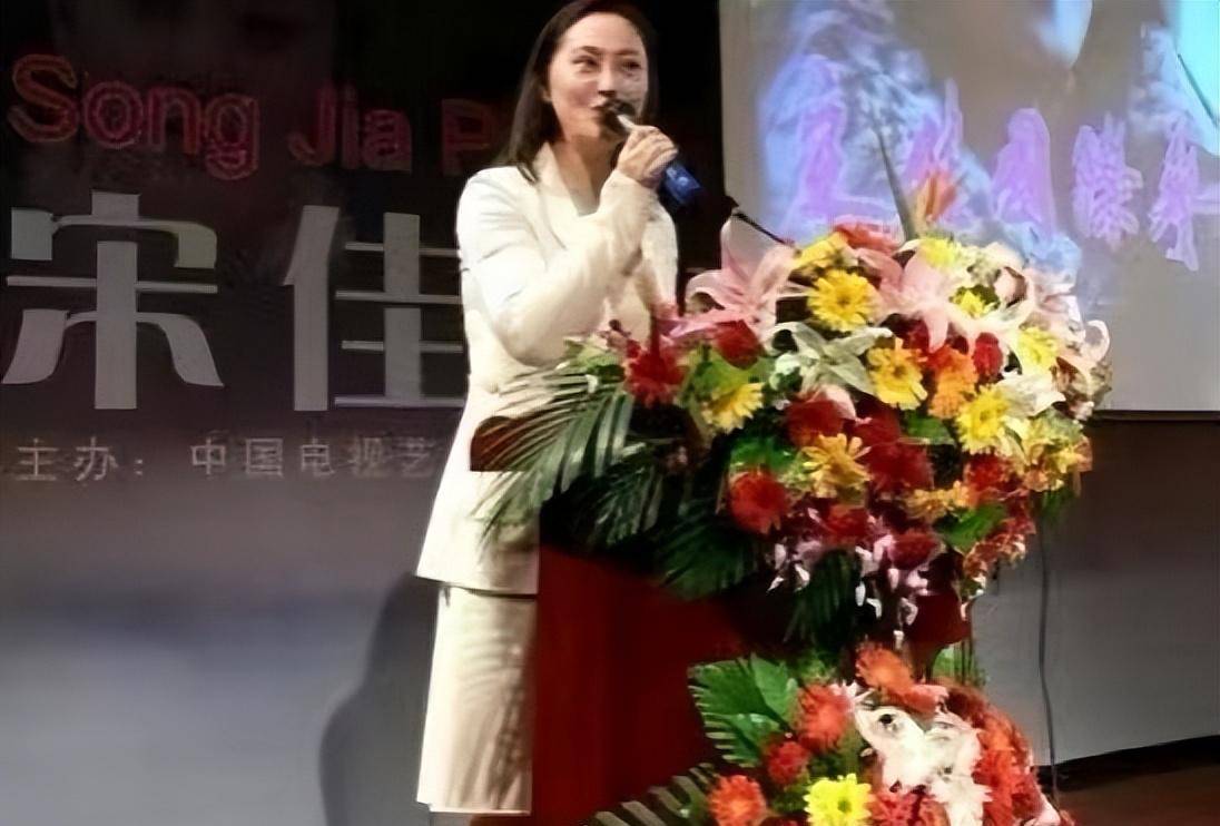 宋佳：丈夫身患沉痾后，她离婚弃夫远走，55岁再婚嫁比利时富豪