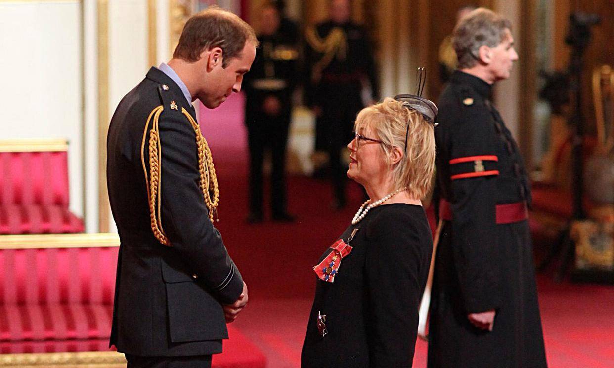 威廉王子为英格兰足球队前队长颁勋章,英国王室的授勋仪式讲排场_获奖