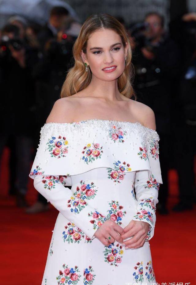 近日,英国知名女演员莉莉·詹姆斯(lilyjames)出席在伦敦举办的新片