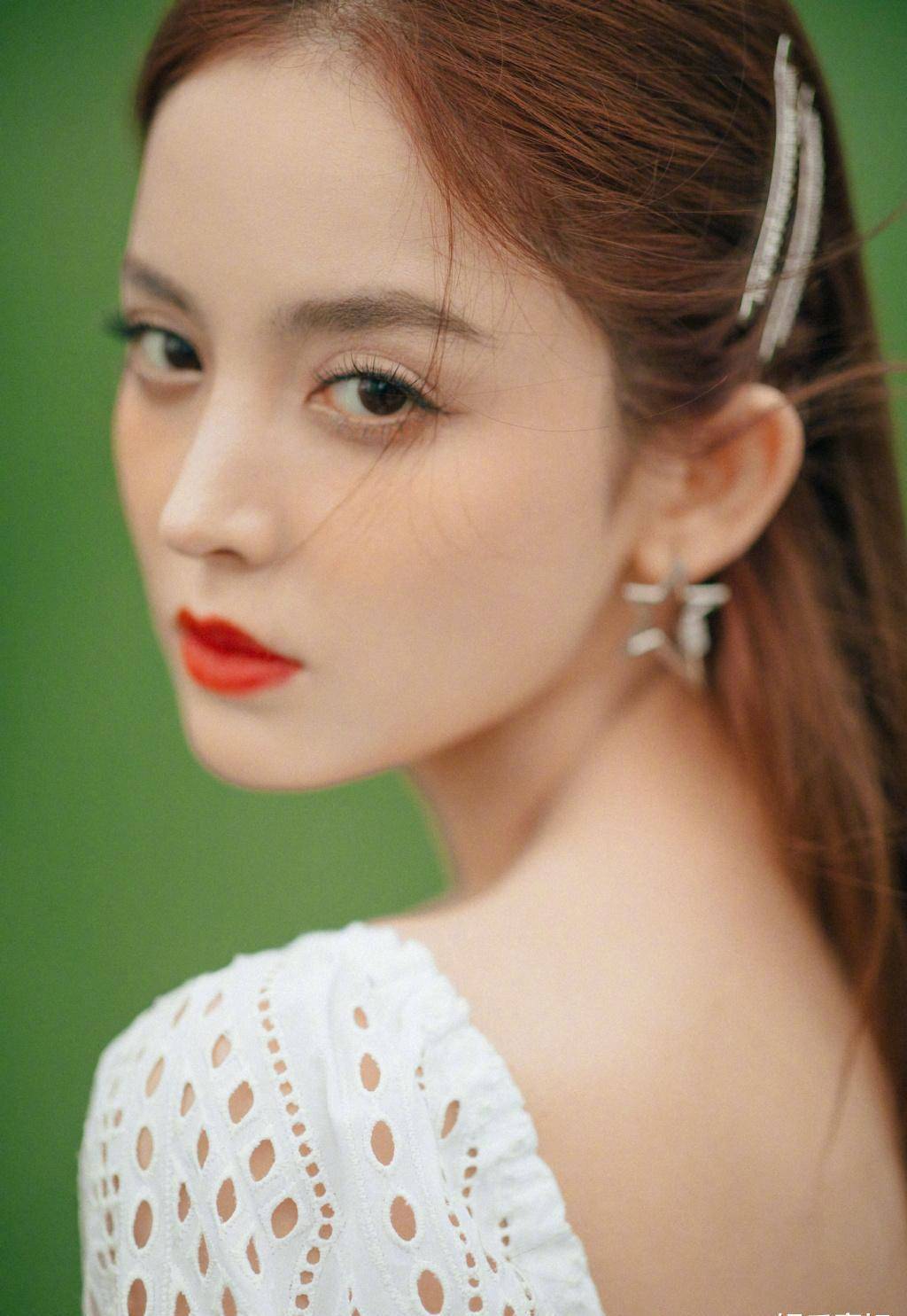 古力娜扎出席活动造型,初恋风镂空白短裙,有校花学姐那味儿了_清透