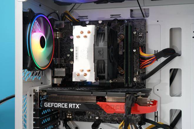 攒了台白色游戏主机:酷冷MB520Mesh、骨伽天吴360白、七彩虹Z790巡洋舰