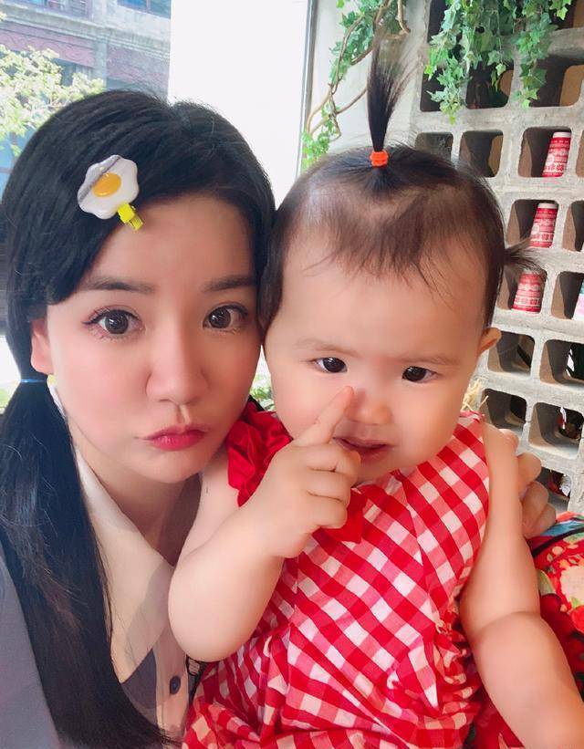 她于2010年跟多年一起拍摄节目的搭档绿泡泡耿晨晨结婚了.