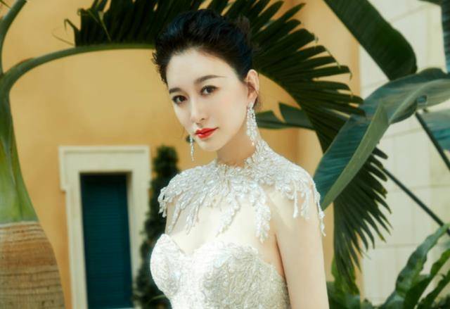 44岁"不老女神"李小冉,腰肢纤细皮肤白到发光,就像吃了不老药_健身