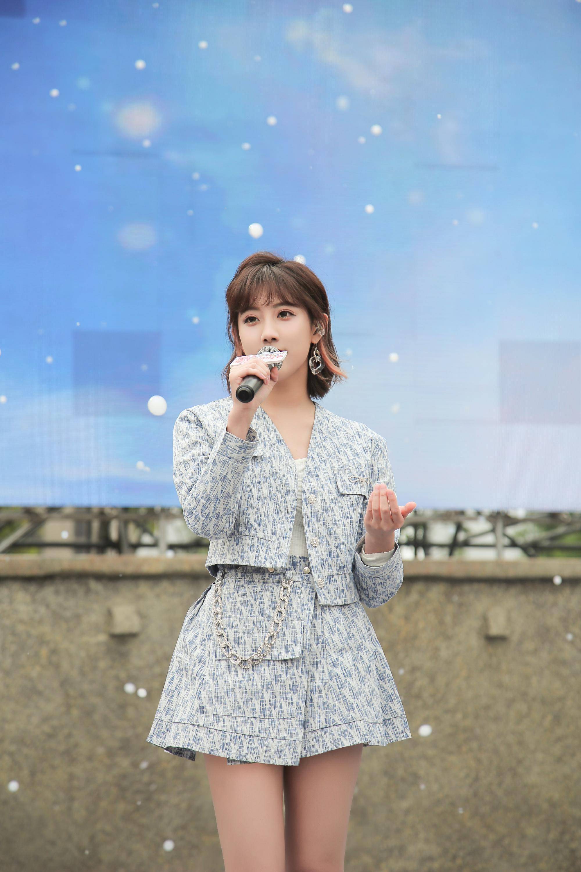 秦霄贤在综艺传绯闻,今一袭褶皱白裙仙气飘飘,家居温馨_鞠婧祎_李艺彤