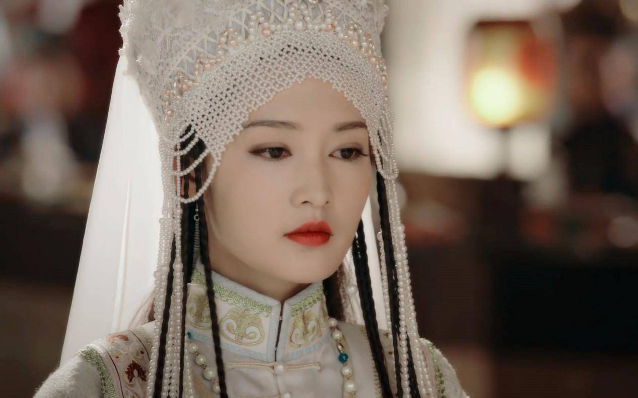 和卓氏在入乾隆后宫前,就已嫁给和卓木氏的霍集占,后来她被霍集占休弃