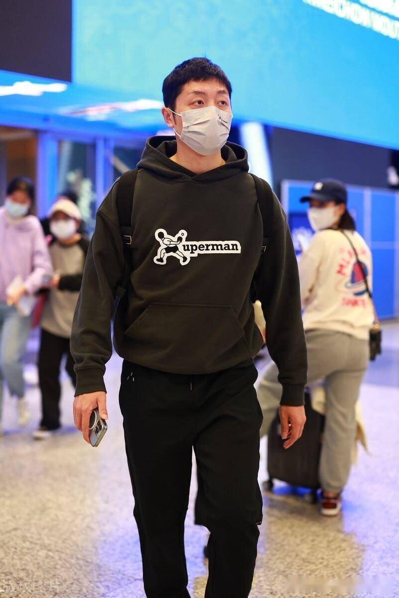 许昕抵达上海机场,身穿黑色字母卫衣休闲帅气