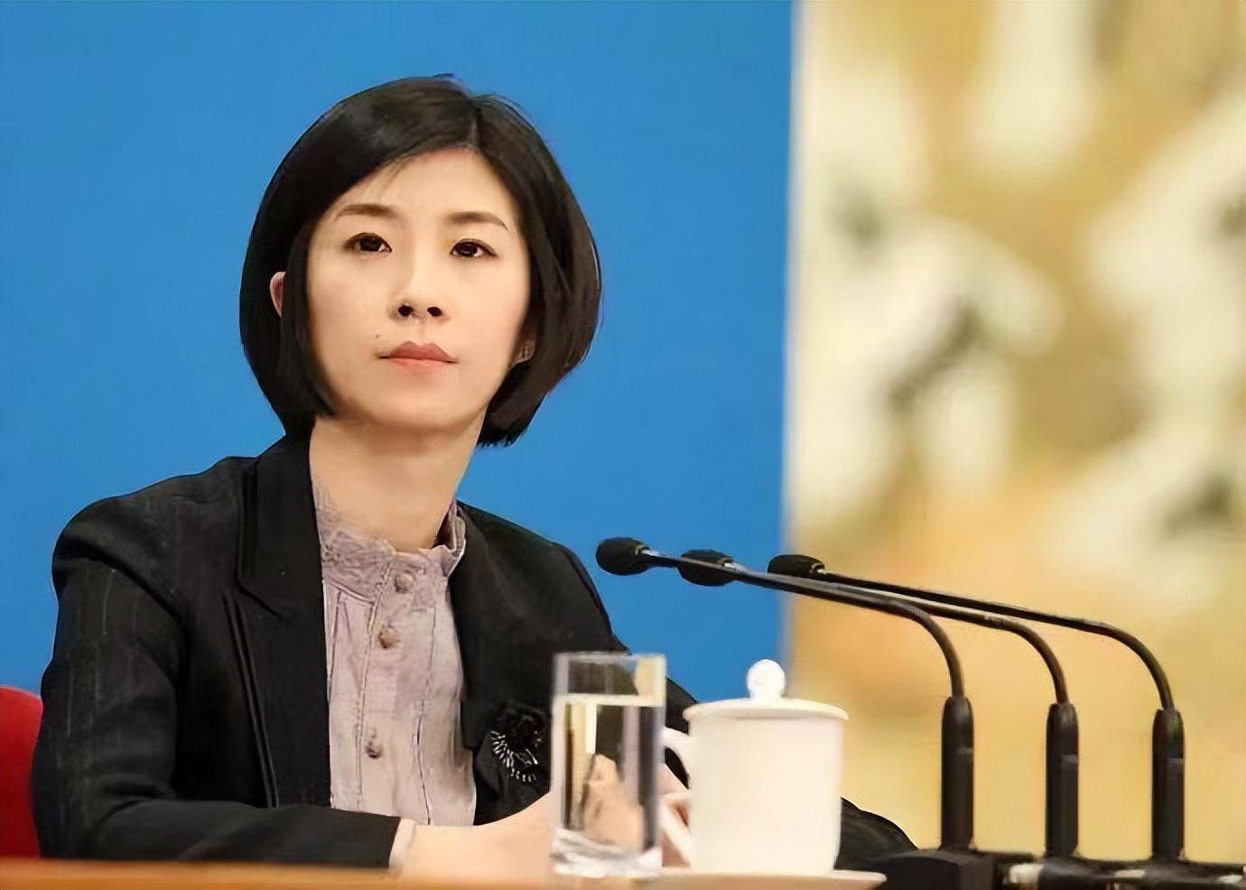 外交部女神成功"晋级",不是靠她的容貌和实力,他的履历太棒了_张璐