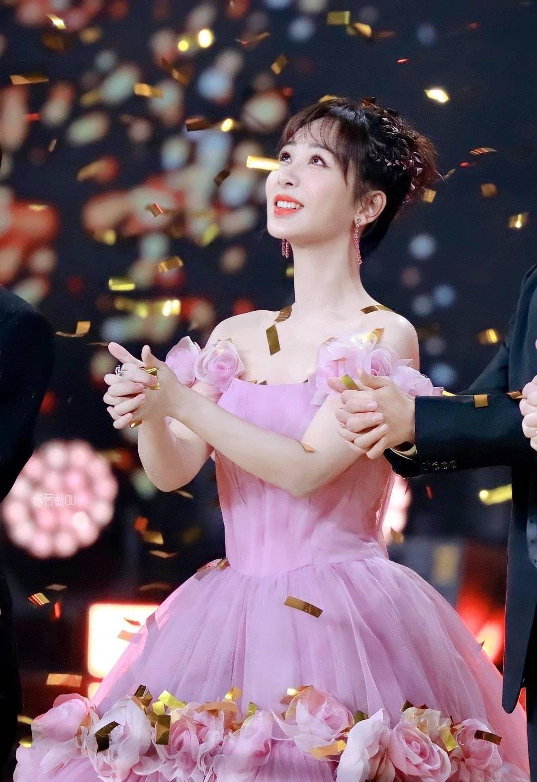 杨紫秀优越天鹅颈太撩人,气质清新如初恋!_网友_微博_姐姐