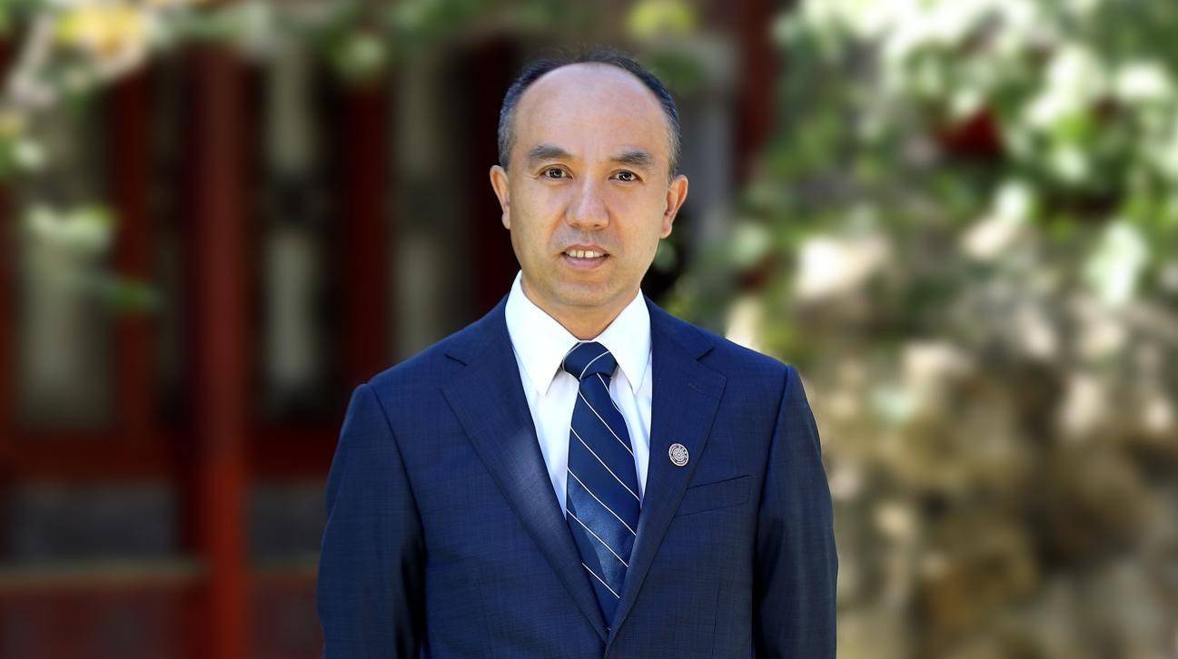 除了科学家,王宏伟的另一个身份是老师.